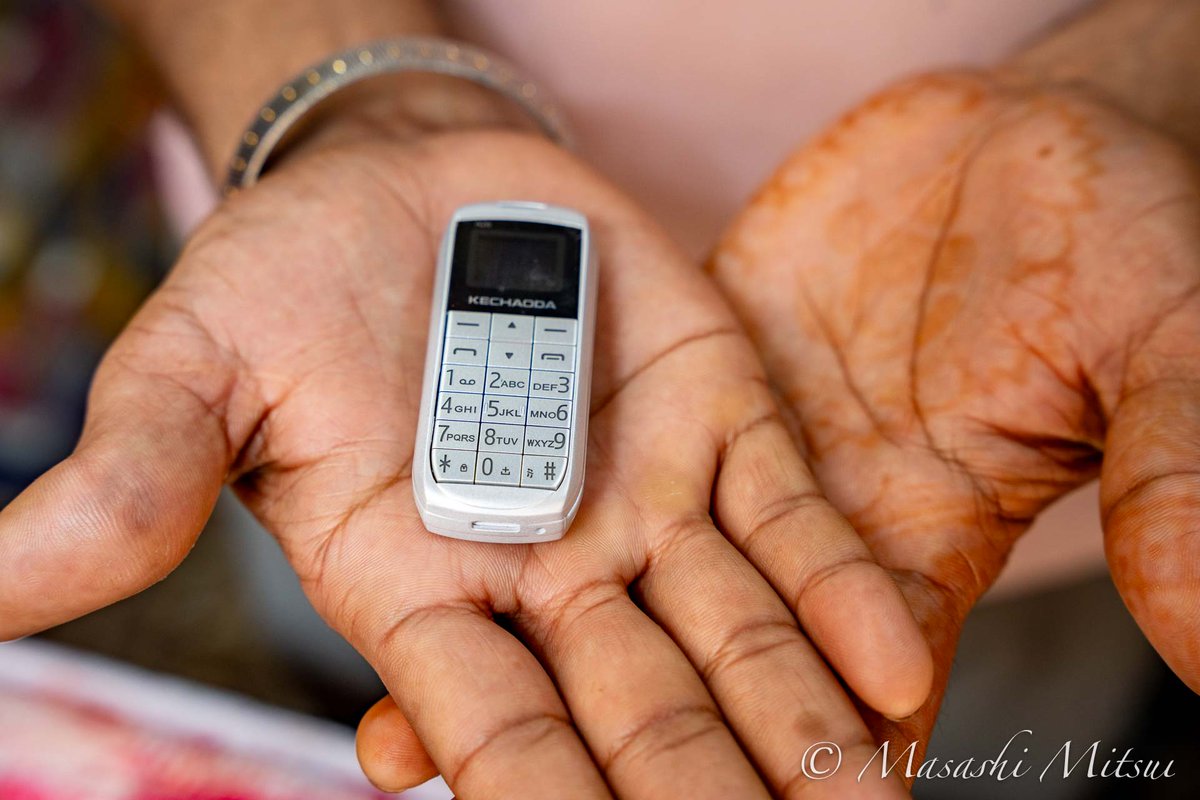 インドで売られていた超小型携帯電話。もちろん電話しか掛けられないが、デュアルSIM仕様で、USB-Cで充電できる。お値段は1000ルピー（1800円）と激安。日本で発売されたら売れそうだけど。