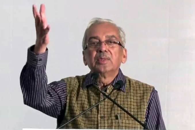 sumantkabir's tweet photo. यही मेरा भी कहना है, #करप्शन को नागरिक समाज के विमर्श में लाना अनिवार्य है। वरना देश की भावी पीढ़ी समझेगी कैसे कि #व्यवस्था चलती कैसे है? इस व्यवस्था से असमानता कैसे आ रही है? उनका भविष्य क्या है? 

■ NCERT के पूर्व निदेशक J. S. Rajput ने एक इंटरव्यू में कहा, देश Supreme Court of India का सम्मान करता है, लेकिन National Council of Educational Research and Training भी कोई छोटा-मोटा संस्थान नहीं है। दशकों से इसी की किताबें पढ़कर छात्र प्रशासन, न्यायपालिका, अकादमिक और राजनीति के बड़े पदों तक पहुंचे हैं।

■ राजपूत का तर्क सीधा है—अगर किताब में कोई त्रुटि थी तो #संवाद से सुधारी जा सकती थी। NCERT हर साल संशोधन करता है, विशेषज्ञों की समितियाँ बैठती हैं, सामग्री अपडेट होती है। फिर “conspiracy” और “scandalous” जैसे कठोर शब्दों की आवश्यकता क्यों पड़ी? क्या असहमति का हर मामला #षड्यंत्र की श्रेणी में डाल दिया जाएगा?

■ यहां सवाल केवल एक पैराग्राफ या अध्याय का नहीं है, सवाल यह है कि क्या #संस्थाओं के बीच संवाद की परंपरा कमजोर हो रही है? लोकतंत्र में न्यायपालिका सर्वोच्च है, लेकिन सर्वोच्चता का अर्थ #अचूकता नहीं होता। खुद अदालतें मानती हैं कि न्यायिक त्रुटियाँ संभव हैं—कई लोग वर्षों बाद निर्दोष साबित होते हैं। तब गलत फैसलों या 
करप्शन पर लिखना जरूरी है। 

■ यह लोकतांत्रिक जिम्मेदारी है। बच्चों को यह सिखाना भी जरूरी है कि व्यवस्था में कमियाँ हैं और उन्हें सुधारना नागरिक कर्तव्य है।

■ यदि किताब में न्यायपालिका के संदर्भ में भ्रष्टाचार का उल्लेख है, तो वह सामाजिक यथार्थ का हिस्सा भी है। अदालतों में तारीख पर तारीख, पेशकारों द्वारा खुलेआम लेन-देन की शिकायतें, दलाली संस्कृति—ये बातें समाज की चर्चाओं में मौजूद हैं। यह कहना कि “सब भ्रष्ट नहीं हैं” बिल्कुल सही है, पर यह भी उतना ही सच है कि भ्रष्टाचार की घटनाएँ होती हैं और लोगों का भरोसा चोटिल होता है।

लेखकों और शिक्षाविदों का काम आईना दिखाना है, न कि महिमामंडन करना। अगर किताब में भाषा असंतुलित थी तो संशोधन हो सकता था, पर कठोर शब्दों से प्रतिक्रिया देना क्या समाधान है? इससे तो यह संदेश जाता है कि आलोचना #असहज करती है।
लोकतंत्र में संस्थाओं की गरिमा संवाद से बढ़ती है, टकराव से नहीं।

■ न्यायपालिका का सम्मान जरूरी है, पर शिक्षा संस्थानों की स्वायत्तता भी उतनी ही महत्वपूर्ण है। सवाल यह नहीं कि कौन बड़ा है—सवाल यह है कि क्या हम असहमति को सहने का साहस रखते हैं?
अगर हर आलोचना को “षड्यंत्र” और हर असुविधाजनक सत्य को “स्कैंडल” कहा जाएगा, तो फिर पाठ्यपुस्तकें बच्चों को सच बोलना कैसे सिखाएँगी? 

■ लोकतंत्र की असली परीक्षा यही है—सत्ता और व्यवस्था दोनों आईने में खुद को देखने की हिम्मत रखें।

खैर भारत का नागरिक समाज अभी इन मसलों पर विमर्श के मूड में नहीं है।
@narendramodi 
@AmitShahOffice