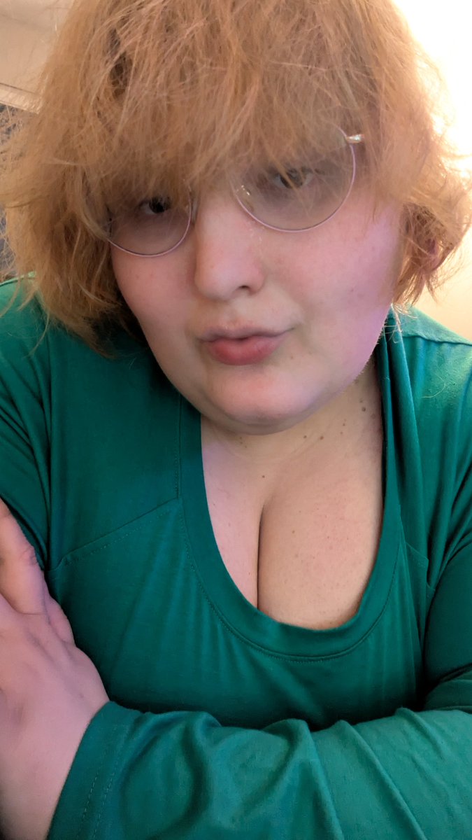 FatGayVampire's tweet photo. Do you like girls with glasses? https://t.co/sHqxMKsoMO