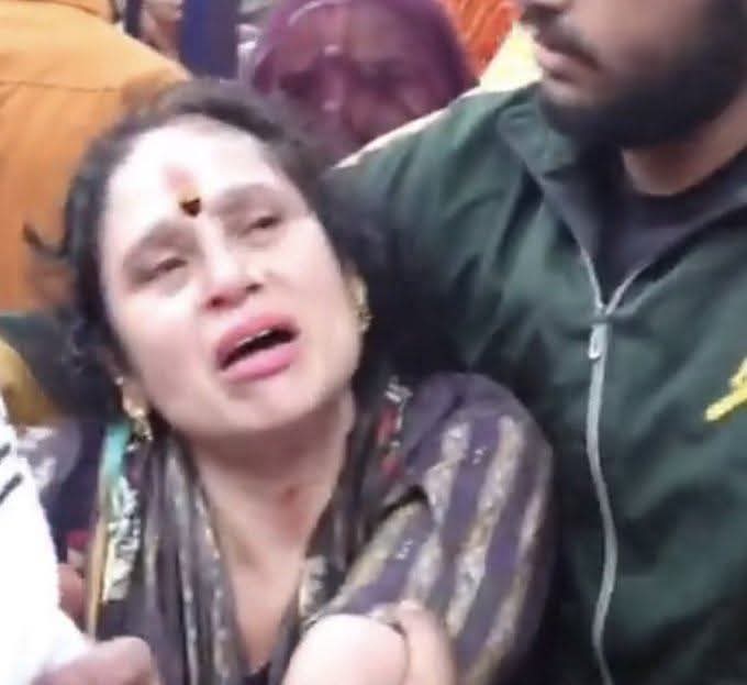 तरुण की माँ..दिल्ली के उत्तम नगर इलाके में मुस्लिm भीड़ ने हिंदू युवक तरूण के घर पर धावा बोलकर उसे बेरहमी से पीट-पीटकर मार डाला। तरुण की गलती? 

होली खेल रही तरूण के परिवार की 11 वर्षीय लड़की से गलती से पानी का गुब्बारा गिर गया जो उनके घर के नीचे खड़ी एक मुस्लिm महिला को जा लगा।