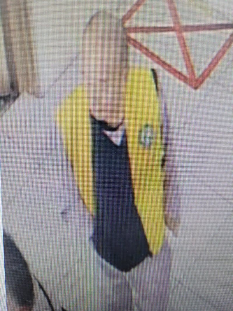 김시영(남, 68세) 할아버지를 찾습니다.
170cm, 마른체격, 보라색 병원복 상하의에 노랑조끼, 대머리, 안경, 보행불편

울산청 울산남부경찰서
실종수사팀 010-7489-9168
국번없이 112

치매 할아버지 시라는데 별일 없으시길…