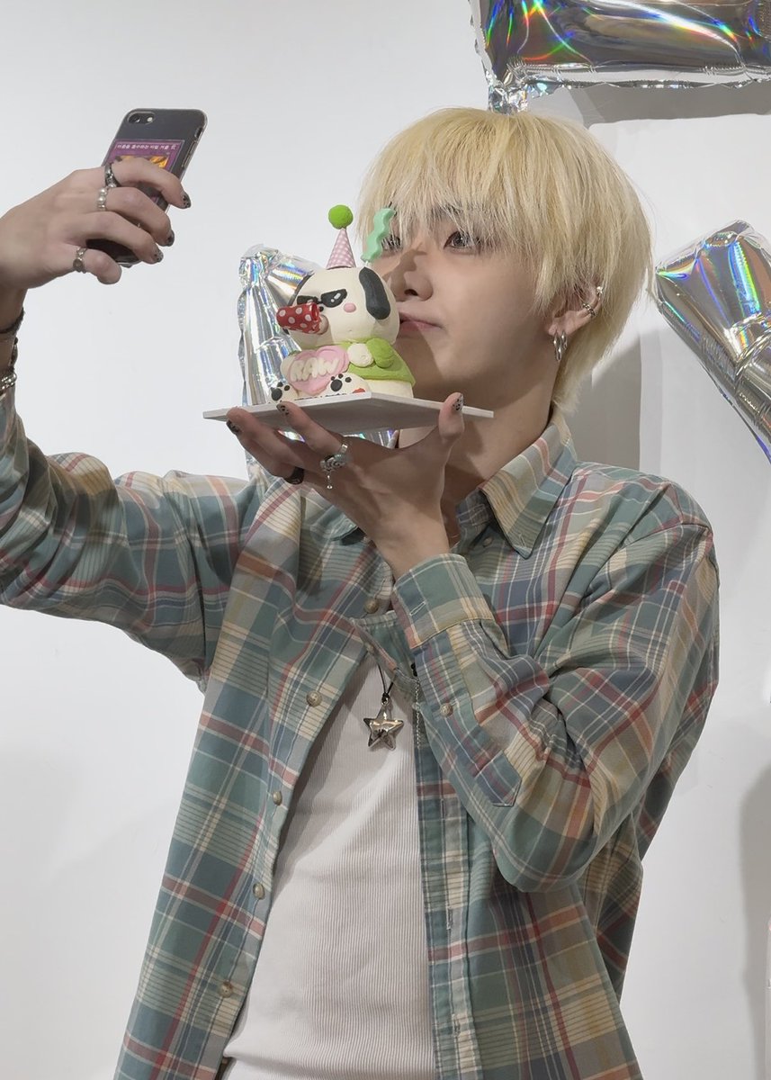 카페 메리 (홍대생카/생일카페/카페대관/포토부스/사진전시) tweet media