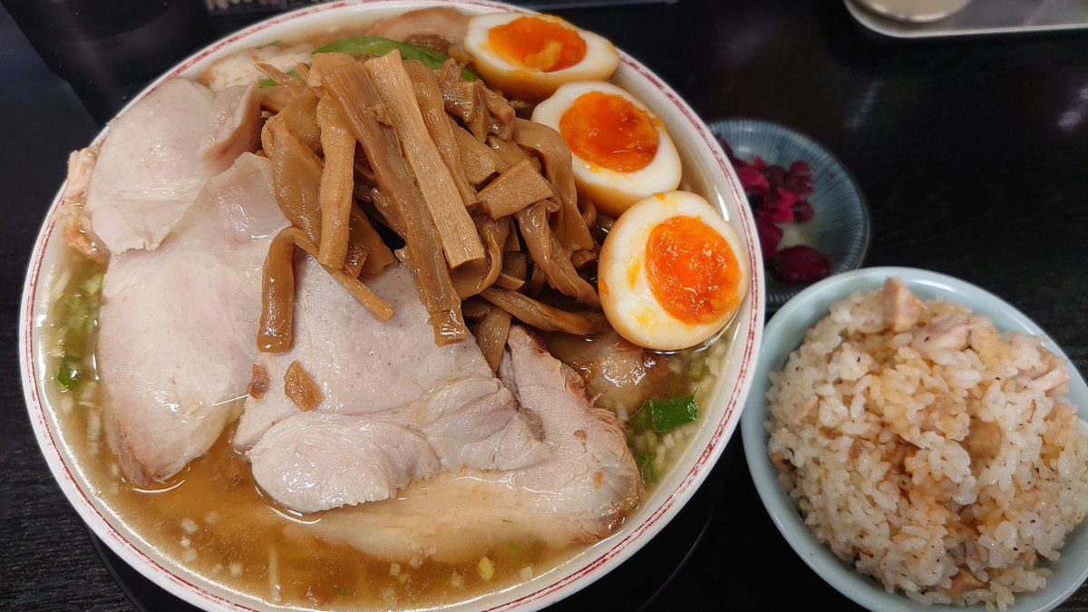 kelitan58p's tweet photo. みずさわ屋🍜
【KING特盛超中華そば】1815円（全部のせ麺大盛333g）
・ランチ330円（バター肉ご飯小、おしんこ）

超うまい😋久々来店でKINGを注文👑
スープはアッサリなのに、甘みがあって超奥深い味❗
細麺が膨らみ、お腹パンパン満足🤣
#みずさわ屋
#バター肉ご飯 https://t.co/T4j21Sx6Gr