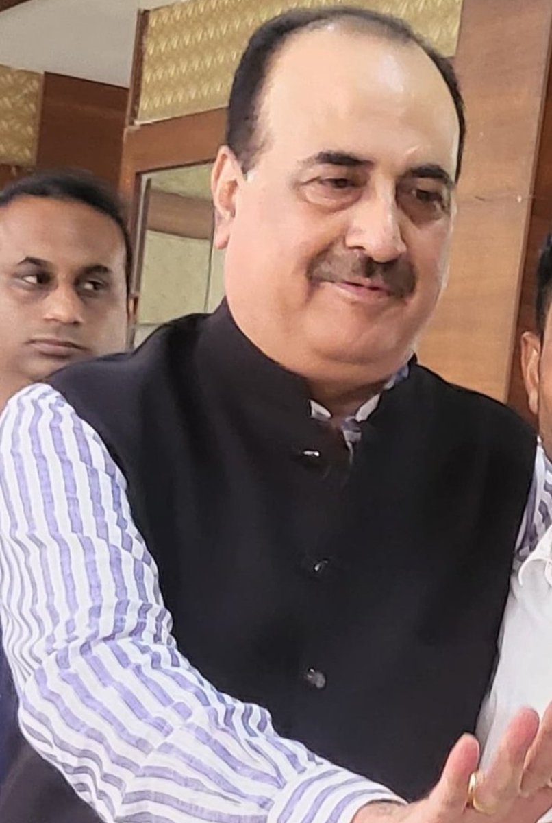 ओबीसी के चयनित छात्रों का भविष्य बर्बाद करने का दोषी यही भ्रष्ट महाधिवक्ता है। सभी चयनित छात्र इसके खिलाफ को वारंटों याचिका दाखिल कर कोर्ट से इसकी बर्खास्तगी की मांग करेंगे। जय ओबीसी। जय संविधान।।
#महाधिवक्ताप्रशांतसिंह_को_हटाओ
#8713फार्मूला_निरस्त_करो
<a href="/DrMohanYadav51/">Dr Mohan Yadav</a>