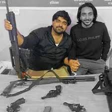 Ramraajya's tweet photo. मोनू मानेसर की ऑटोमेटिक हथियारों के साथ कई फोटो है। हत्या आरोपी है फिर भी जमानत ?
क्या उमर खालिद की हथियारों के साथ कोई फोटो है ?
वाह रे राजनीति तेरे खेल
बेल                                               जेल
