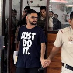 मोनू मानेसर की ऑटोमेटिक हथियारों के साथ कई फोटो है। हत्या आरोपी है फिर भी जमानत ?
क्या उमर खालिद की हथियारों के साथ कोई फोटो है ?
वाह रे राजनीति तेरे खेल
बेल                                               जेल