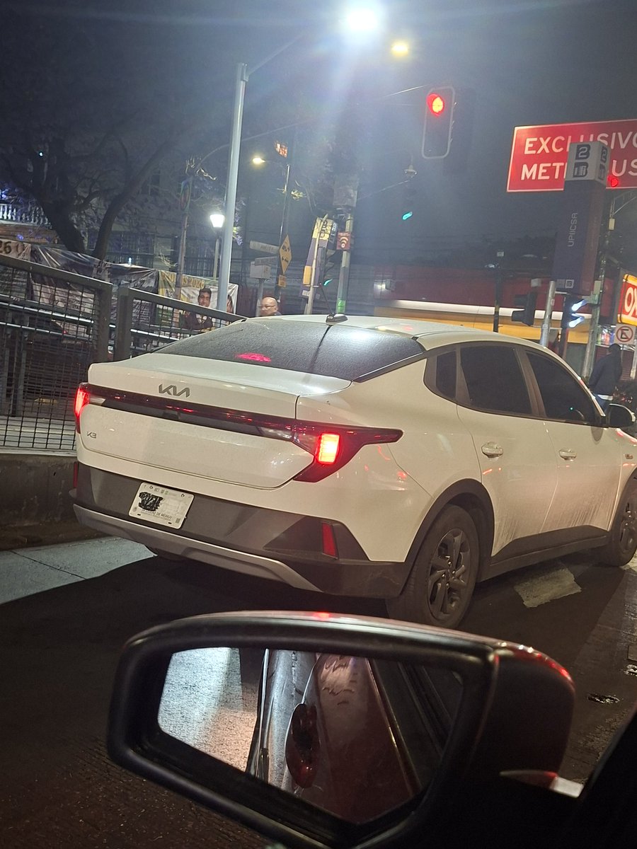 libelu_lau's tweet photo. @iztacalconews @SSC_CDMX @C5_CDMX No hay vigilancia las patrullas están siempre paradas y durmiendo. A las 10:20 de hoy venia circulando un KIA blanco sin luces, con las placas cubiertas de atrás y de adelante, además en carril confinado y cristales oscuros, frente a la alcaldía iztacalco rumbo @Alc_Iztapalapa https://t.co/fCHtiTBXwp