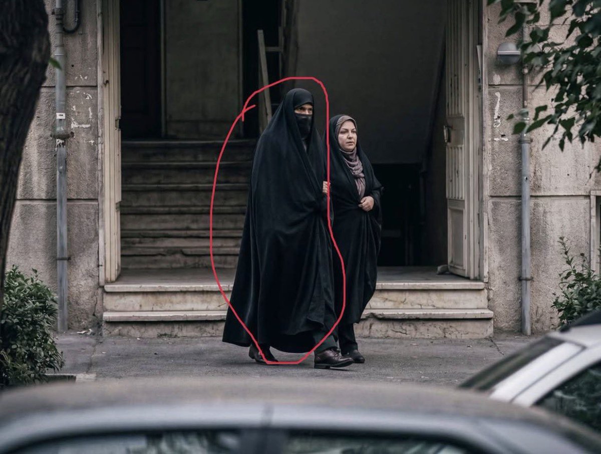 AzzurraBarbuto's tweet photo. Circolano voci secondo cui membri dei Basij, milizia paramilitare iraniana che durante proteste e tensioni spesso opera in borghese, si stiano travestendo da donne per evitare identificazioni. Trovo che sia un curioso contrappasso: bastonavano a morte le donne per una ciocca di capelli fuori dal velo e ora il velo sono costretti ad indossarlo per mettersi in salvo.