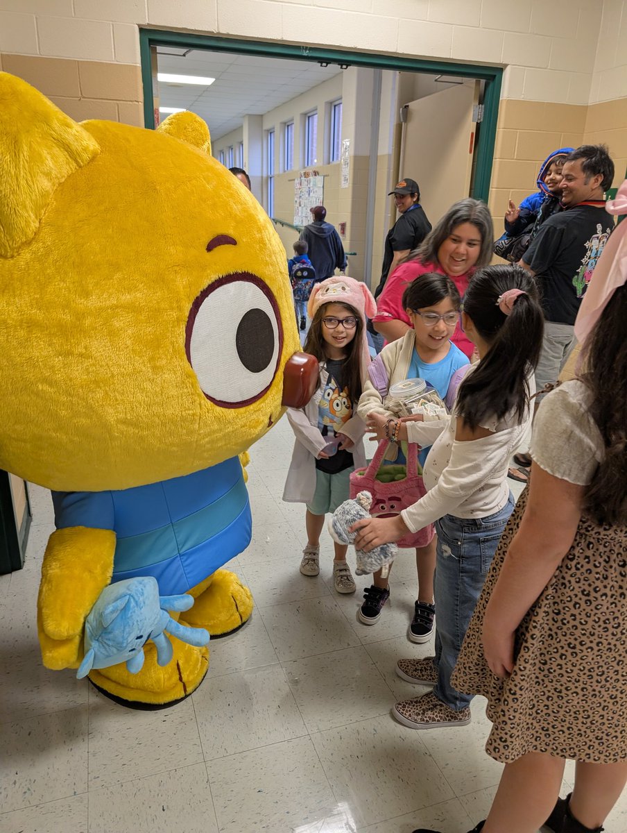 MsNaomiSolis's tweet image. Had the cutest career day visitor today! ✨ A visit from Zeke had our @NISDRhodes Raptors 💚 problem-solving, practicing teamwork, and learning about PBS outreach. Learning + a little wombat wisdom = a great day! 💡 #WorkItOutWombats #PBSKids Thank you for visiting @klrn!