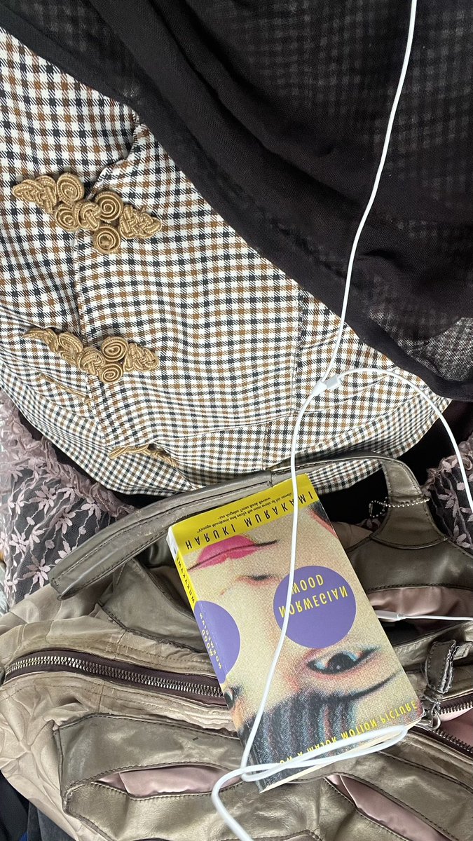 curatedbycila's tweet photo. Reworked shirt, vintage bag, preloved book, malcom todd. https://t.co/XllaAZuxOK