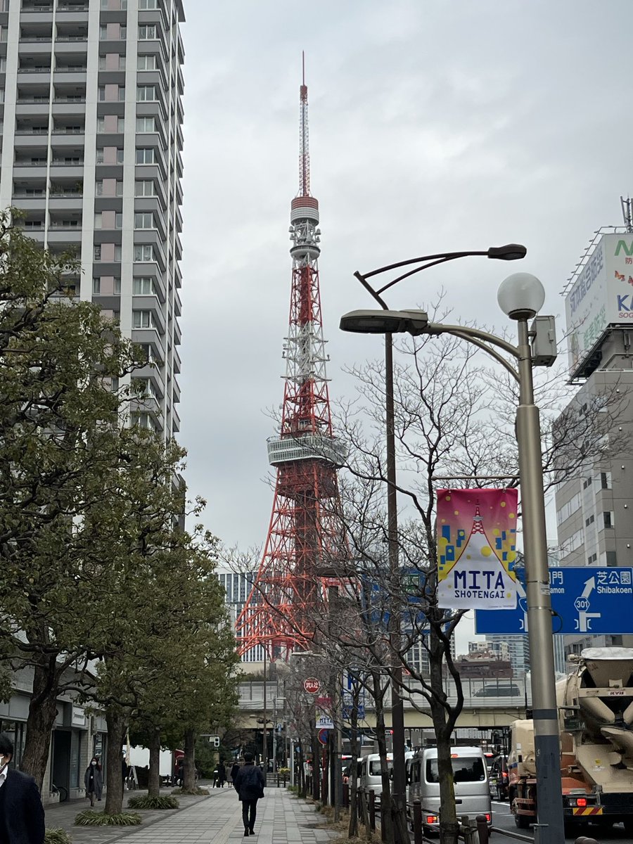 Pernod1226's tweet photo. 今日は息抜きの午後休
勤務先の近くから、お気に入りの路線🚌で、東京タワー🗼、虎ノ門、国会議事堂を左に見て日比谷通り、皇居て通過して丸の内へ
約20分程の旅🤭この辺りの建物が大好物です♡
まずはランチ!
大葉と山椒香る 白味噌グリルチキンのサンド🥪美味しいです🌟
#CafeLexcel https://t.co/DFJqIatk4o