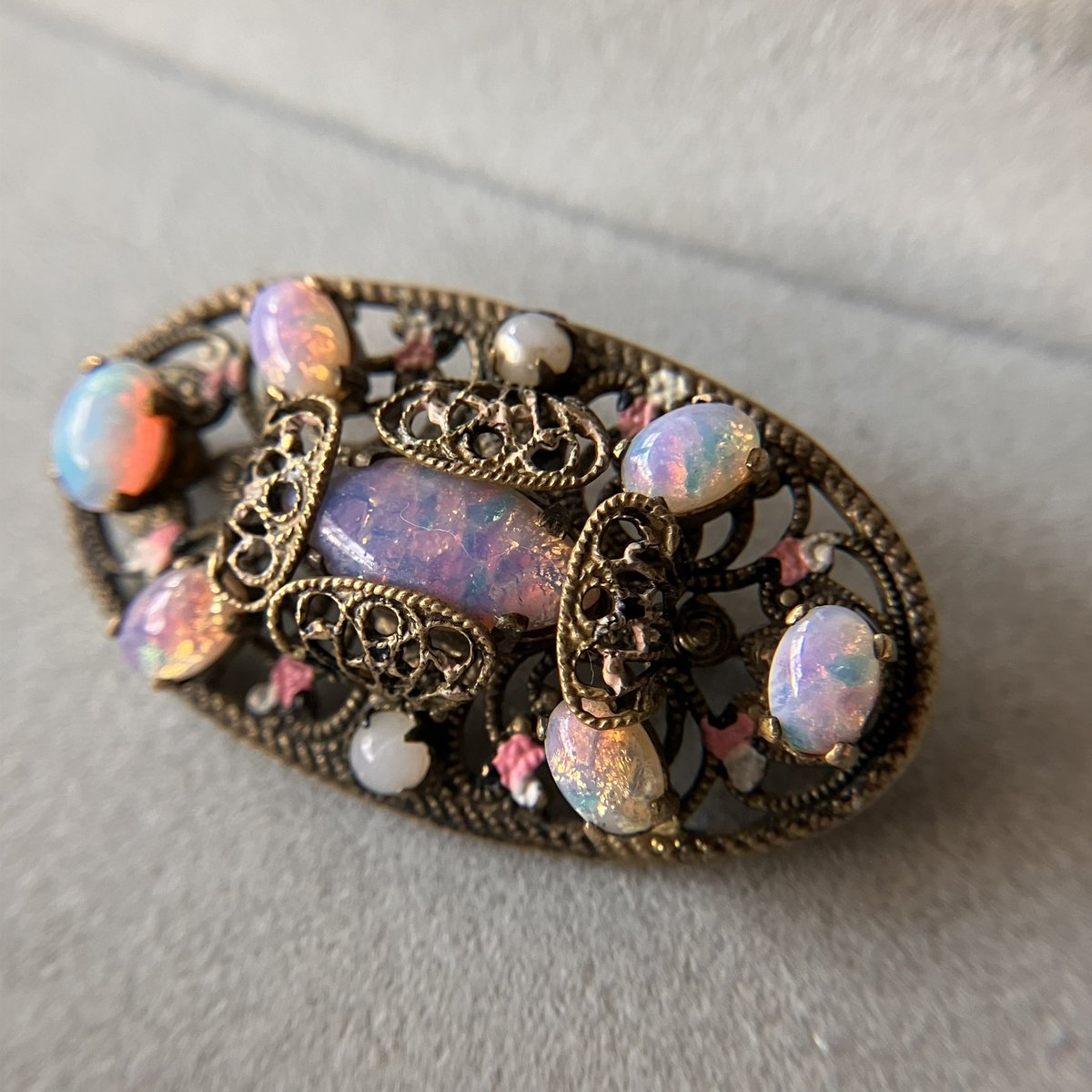 フリマアプリで、チェコガラスのヴィンテージブローチをお迎えしました