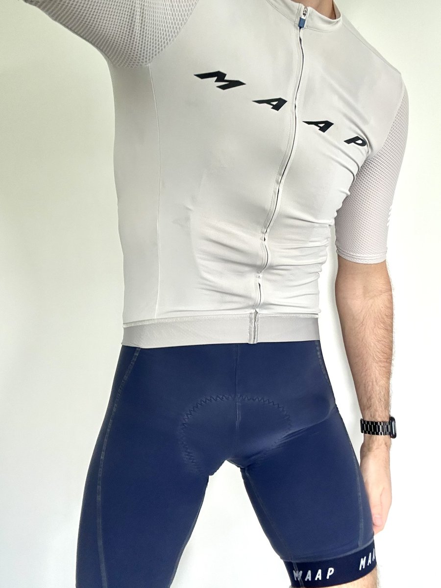 KinkyBris tweet media