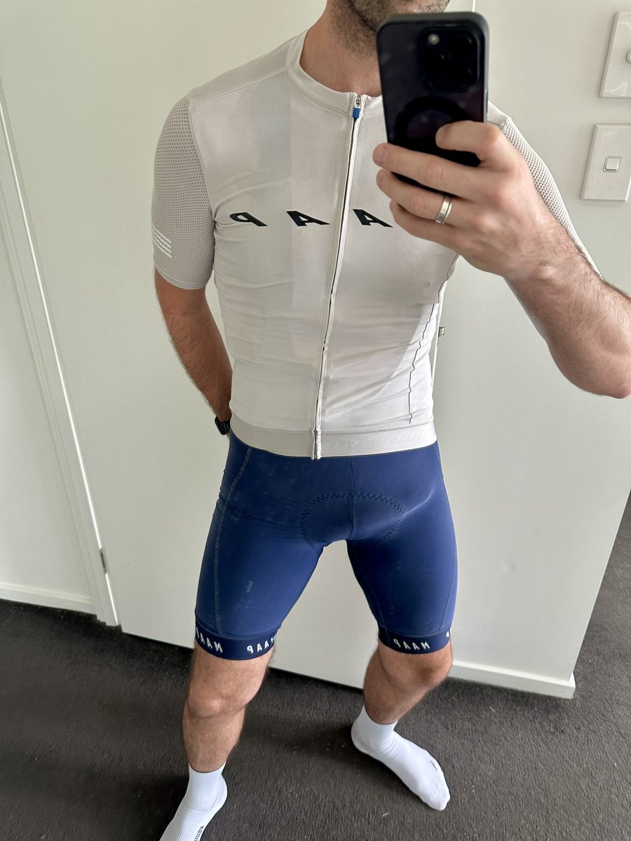 KinkyBris tweet media