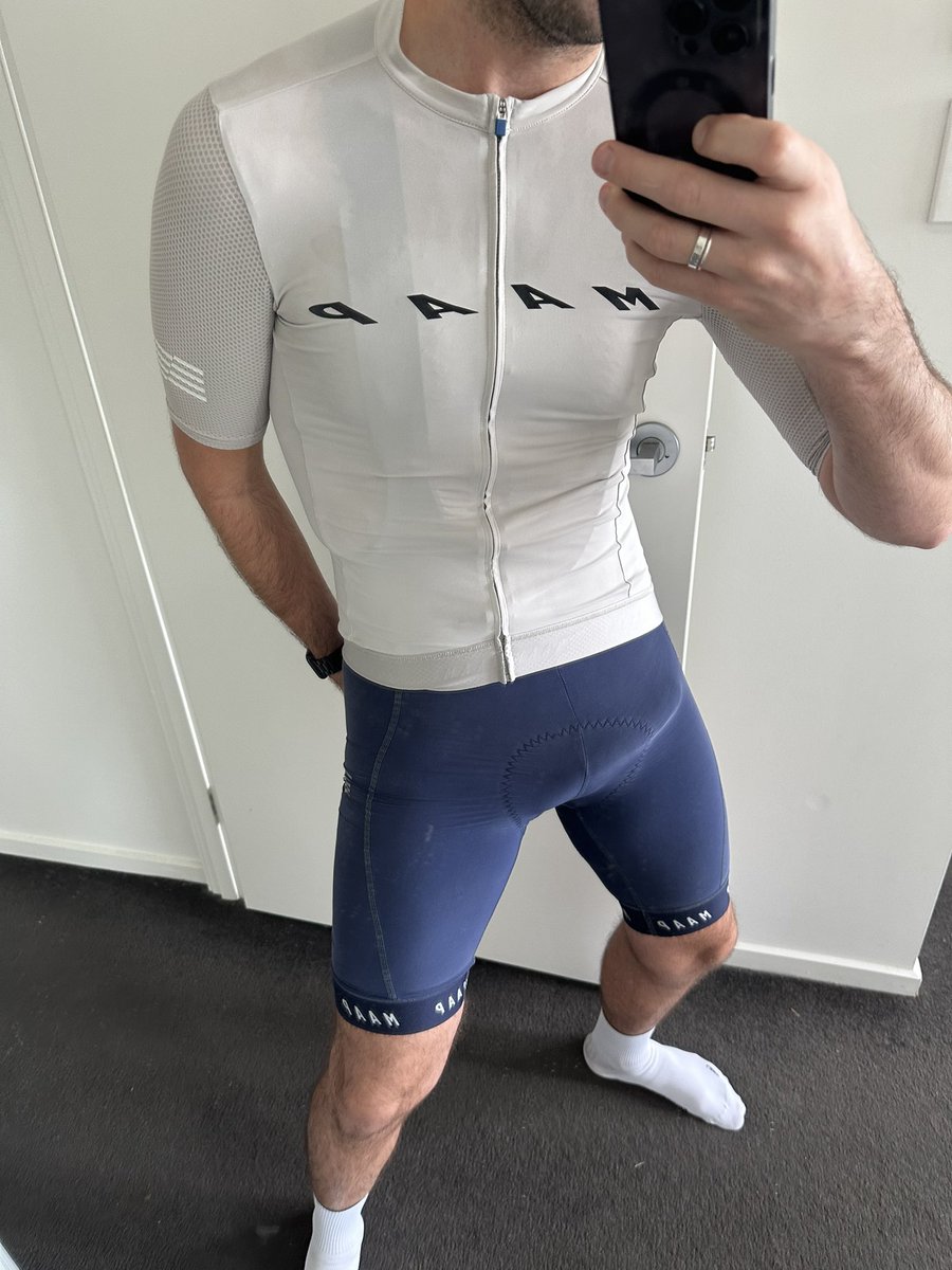 KinkyBris tweet media