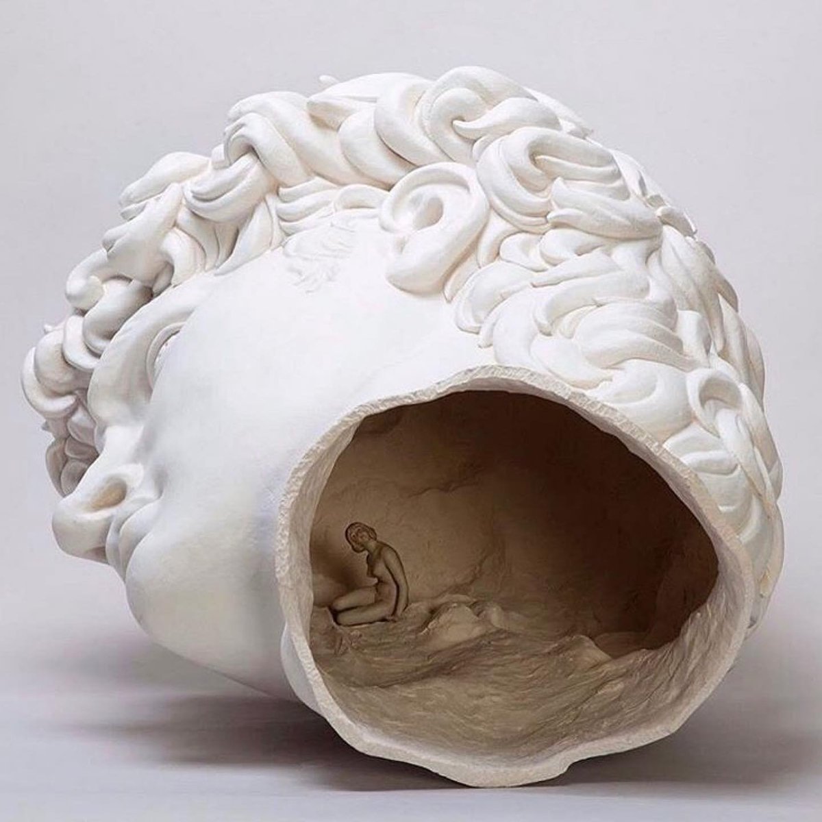 İtalyan sanatçı Andrea Salvatori'nin heykeli:

"Her zaman aklımın içindesin."