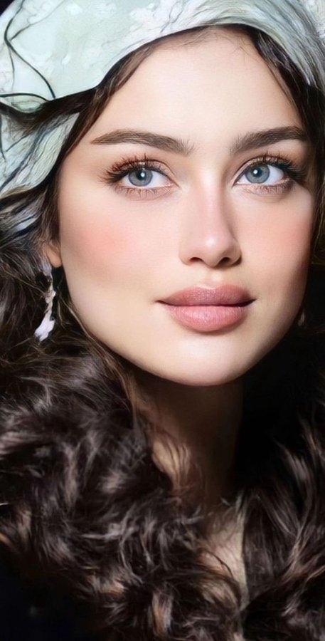 ھم کہاں تم کہاں
تم تھے کہ تھی کوئی اجلی کرن
تم تھے یا کوئی کلی مسکائی تھی
تم تھے یا سپنوں کا تھا ساون
تم تھے کہ خوشیوںکی گھٹا چھائی تھی
تم تھے کہ تھا کوئی پھول کھلا
تم تھے یا ملا تھا مجھے نیا جہاں
دو پل رکا خوابوں کا کارواں اور
پھر چل دئے ھم کہاں تم کہاں
#قومی_زبان #Alone_Naya