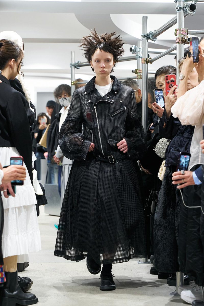 結構、髪型気になるな。昔のBUCK -TICKだよな。