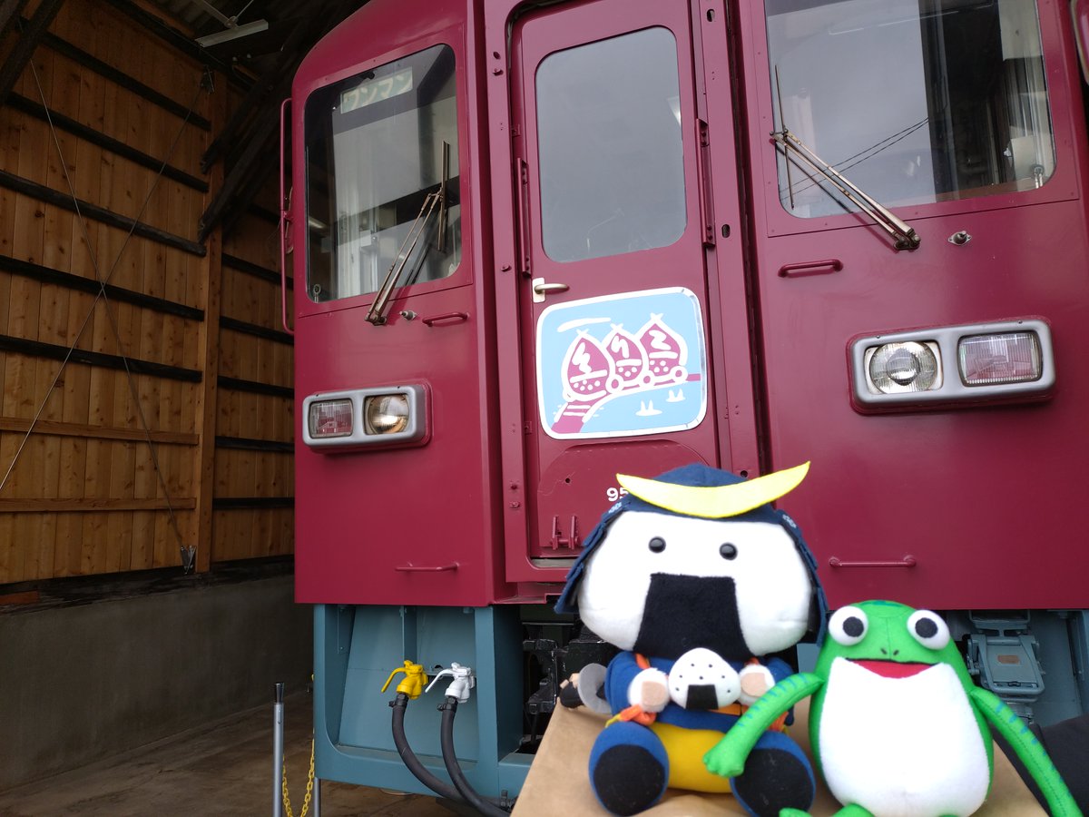kerohira0629's tweet photo. 【岩手★宮城】
岩手県を飛び出して、宮城県栗原市の #くりでんミュージアム に遊びに来たケロ！大正９年に建てられた車庫には、くりはら田園鉄道時代に活躍したディーゼル車両KD12とKD952の２両が展示されていて、とっても格好良いケロ！　みんなもぜひ遊びに来てほしいケロ～。　#ケロ平　#むすび丸 https://t.co/bmgzBugvW3