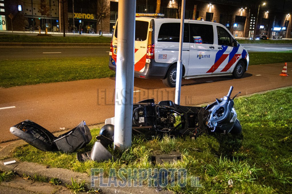 Scooterrijder zwaargewond na aanrijding met auto in Rotterdam