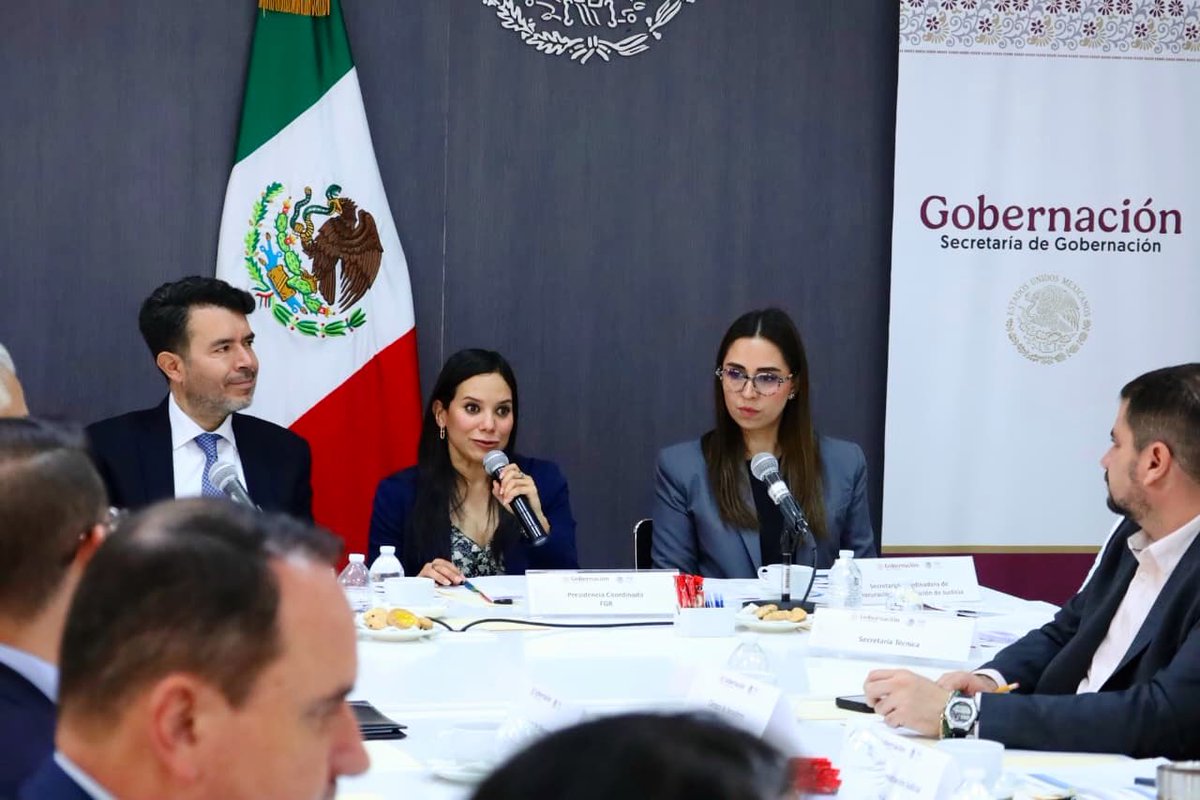 arturomedinap's tweet photo. En el marco de la Segunda Sesión del Comité Directivo del Mecanismo de Seguimiento y Evaluación del Programa Nacional contra la Tortura, participamos junto con la fiscal especializada en materia de Derechos Humanos de la @FGRMexico, Mariana Díaz Figueroa, en un espacio clave de diálogo y coordinación entre instituciones y sociedad civil.

Avanzamos en la actualización del instrumento nacional en la materia y revisamos acciones para fortalecer los mecanismos de prevención, evaluación y seguimiento que permitan combatir eficazmente estas prácticas y evitar la impunidad.

Como lo ha establecido la presidenta @Claudiashein, y nuestra secretaria de #gobernación, toda actuación del Estado debe garantizar el respeto a los #DDHH y un trato digno, respetuoso y empático hacia las víctimas. 

Desde el @GobiernoMX y la @SEGOB_mx seguimos impulsando acciones coordinadas para prevenir, investigar y erradicar la tortura en nuestro país.

En la reunión participaron también el titular de la Unidad para la Defensa de los Derechos Humanos, @elfroyenciso; la directora general de Estrategias para la Atención de #DerechosHumanos, @galindo_cl74139; la secretaria ejecutiva del @SIPINNA_MX, @SLVillavicencio; la directora general de Derechos Humanos y Democracia de la @SRE_mx, @feller_jennifer; y la representación de la @ONUDHmexico.
