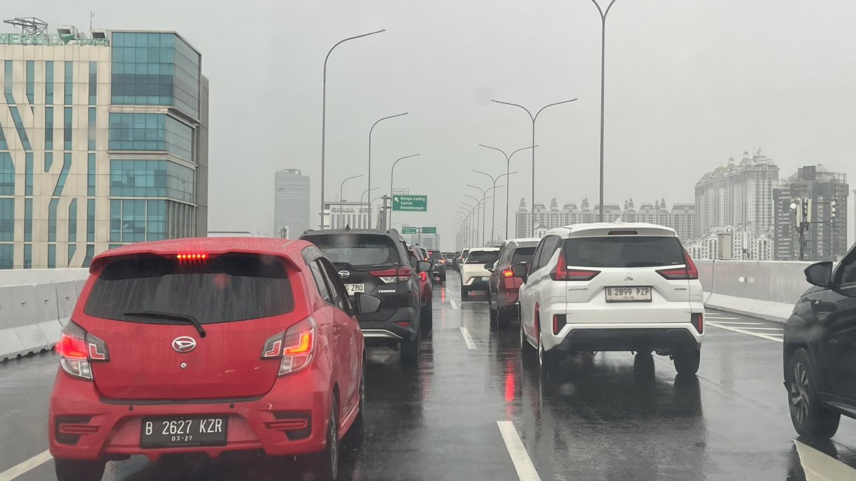 arsha_vin's tweet photo. 07.37 antrian panjang di exit toll Pulogadung-Sunter (+/- 500m) https://t.co/MNTOxlTfBx