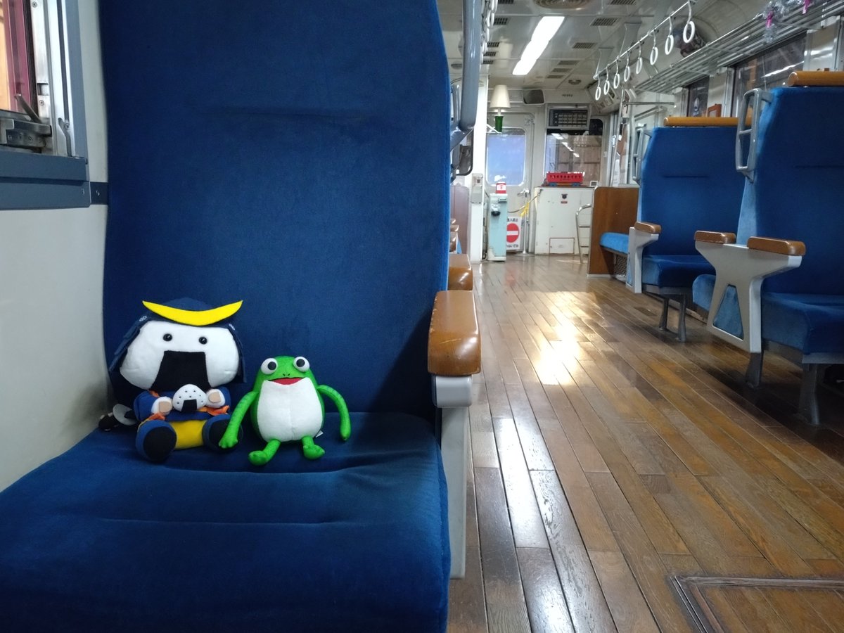 kerohira0629's tweet photo. 【岩手★宮城】
岩手県を飛び出して、宮城県栗原市の #くりでんミュージアム に遊びに来たケロ！大正９年に建てられた車庫には、くりはら田園鉄道時代に活躍したディーゼル車両KD12とKD952の２両が展示されていて、とっても格好良いケロ！　みんなもぜひ遊びに来てほしいケロ～。　#ケロ平　#むすび丸 https://t.co/bmgzBugvW3