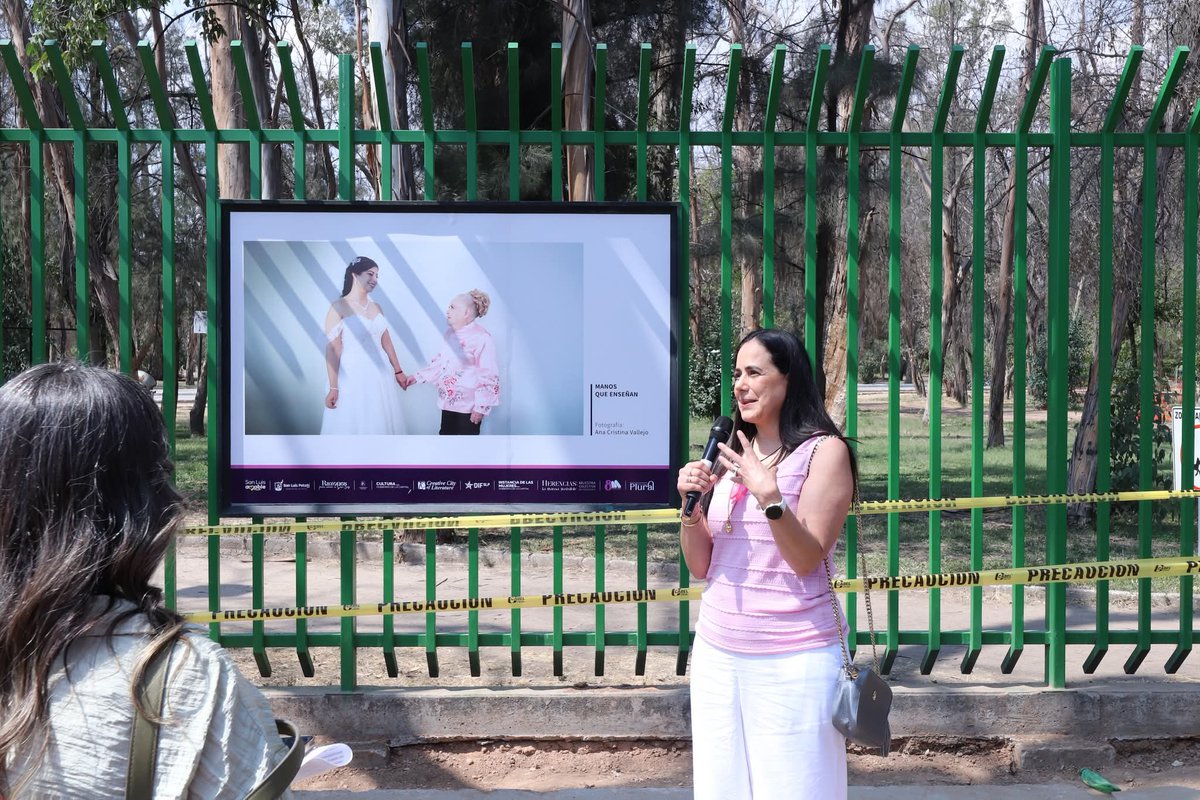 DIFMunicipalSLP's tweet photo. Continuamos con las actividades por el #8M #UnidasSomosPoderosas en la inauguración de la exposición #fotográfica “Herencias: la trama invisible”, una muestra que reúne la obra de 12 artistas. Perímetro #ParqueMorales @EF_Galindo @EstelaArriagaM https://t.co/0CNXKY7tHk
