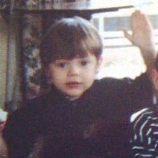 saraxfalling's tweet photo. paint my numbers makes me want to hug the little harry inside harry, the kid who still covers his ears during fireworks and has no idea that one day his future self will end up feeling more like the image someone else created of him than himself https://t.co/0nVOvIDAMl