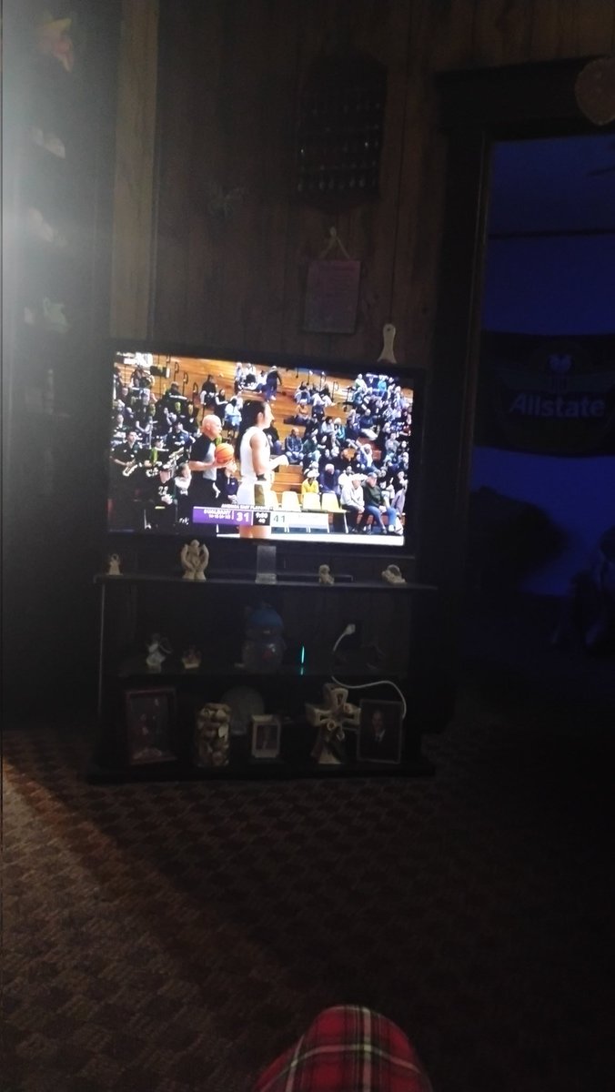 johnson_marty's tweet photo. Didn't have any plans so watching with my parents the hometown girl and her team do there thing  @JackHosier24 https://t.co/O2LtoJ2YYF