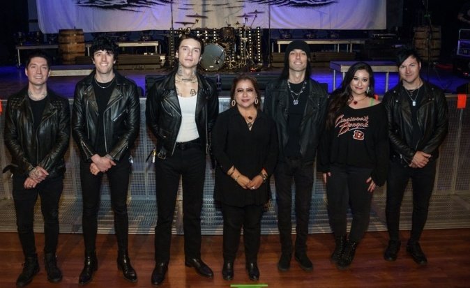 capecod66's tweet photo. @GhostWhoHaunts @Sweeney_Bleeder @andyblack @blackveilbrides @bigtexasterror @maslow25 and I  are excited to see @andyblack in our hometown this weekend @bigtexasterror !
🤗🤟☺️🎶🇨🇱🎶❤☻ https://t.co/fN11iwvSIX