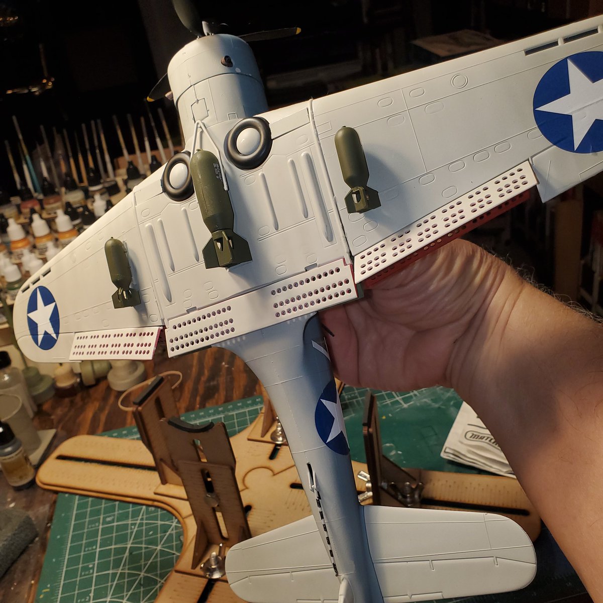 gpasmoke's tweet photo. @Rheumatoidman Vintage Matchbox 1/32 SBD Dauntless. It's straight out of the box. I did some interior detailing out of spare parts box, but you can't see it.  Figures are kit. No assembly issues, went together quite nicely. https://t.co/i76ie3M1gW