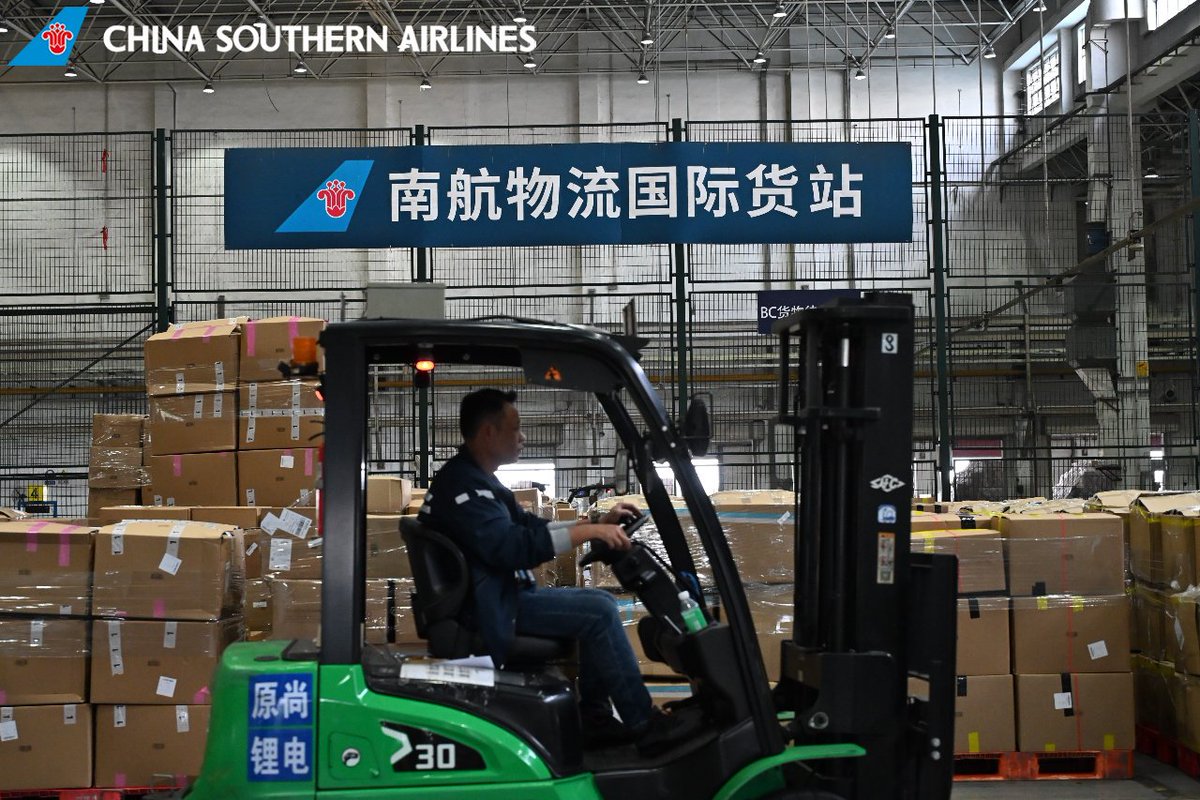 CSAIRGlobal's tweet image. During the Chinese New Year, China Southern Airlines handled over 14,000 tonnes of international cargo in Guangzhou. We increased flights on major routes and maintained efficient service, and we will continue to ensure smooth and reliable global logistics.
 
#ChineseNewYear