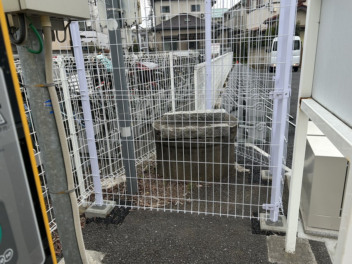最寄り駅の近くの駐輪場には古い井戸が敷地内にそのまま残されている
なんかありそう......絶対なんかある