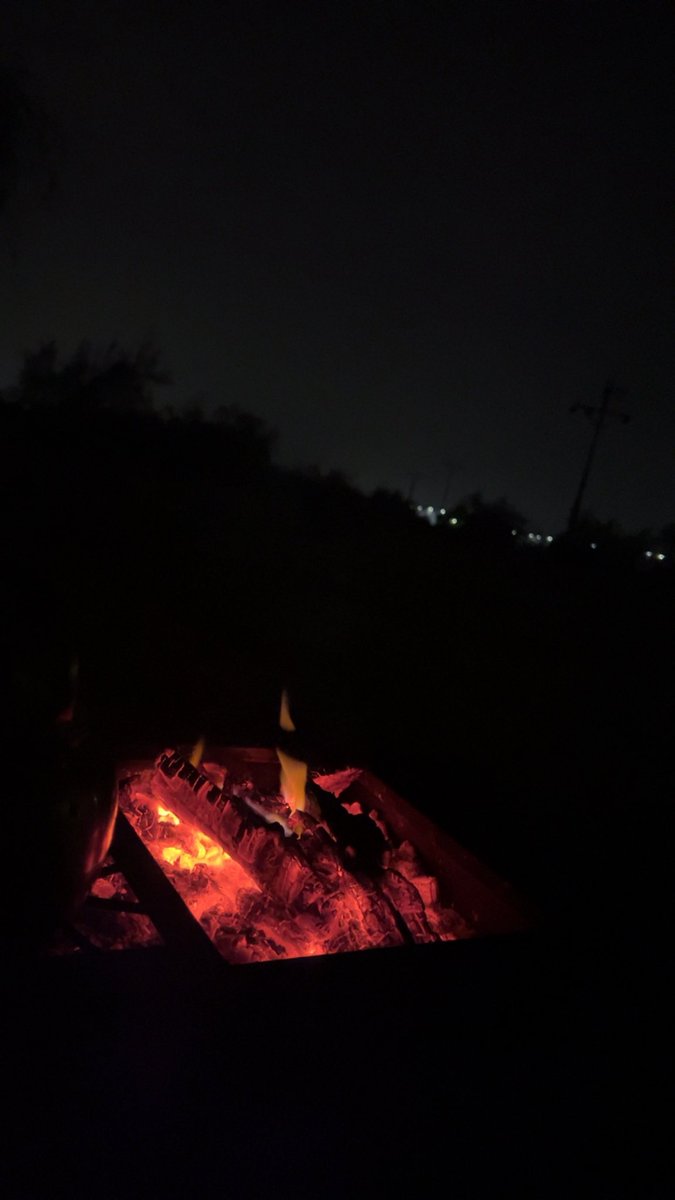badr8f's tweet photo. ما عاد تغريني روحه وجيات 
وصارت وناساتي عُزلة وبراد 🖤
#صباح_الخير 
 #نسيم_الليل 
#ذكرى https://t.co/ikeIz3YX0M