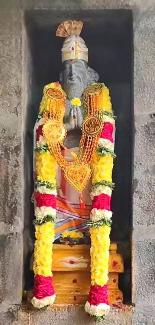 Swami Annamalaiyar was crowned as the Hoysala king, after performing the last rites of King Ballala III, as Ballala considered Him his own son.

Such rituals and traditions, intertwined with temples, are what make our Dharma unique !