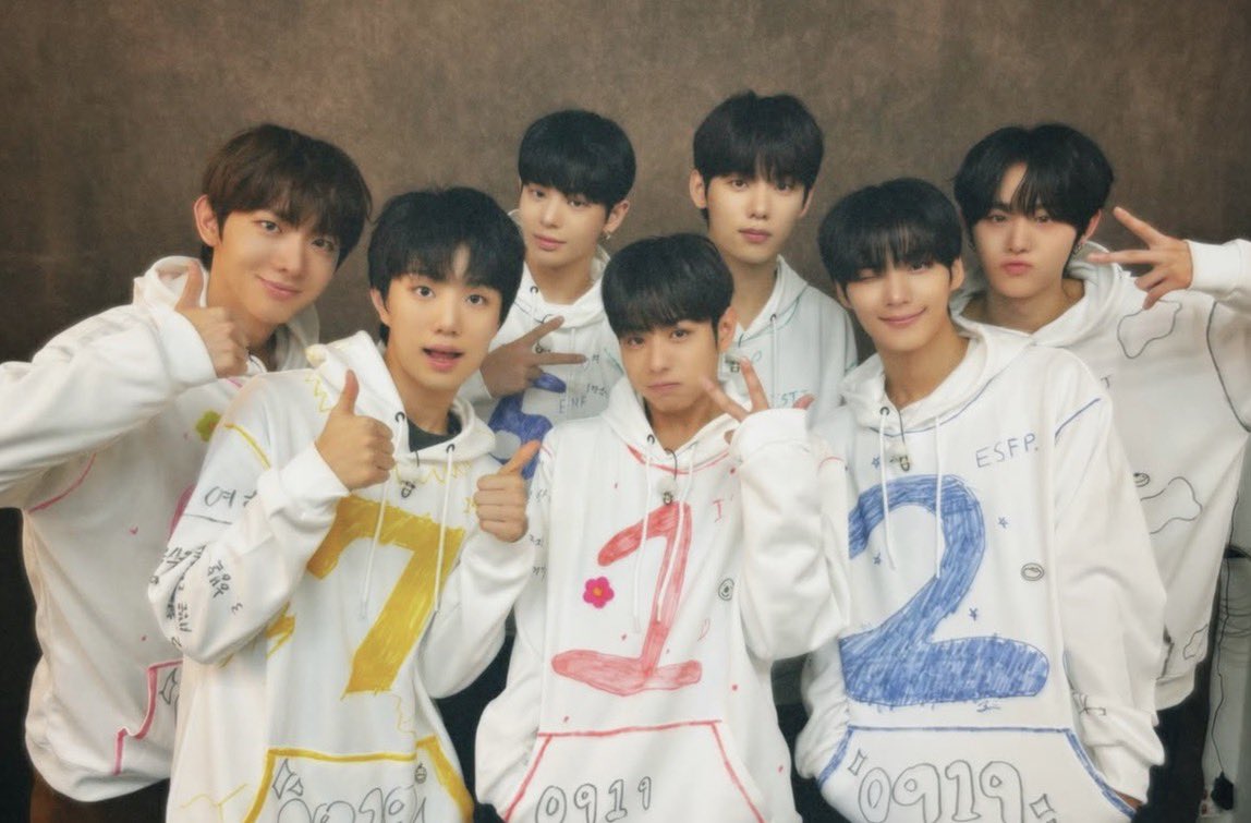rnhyn09's tweet photo. 이븐 데뷔 900일 정말 축하해🍀
앞으로도 우리 엔브가 일곱 개의 별을 계속 비춰줄게✨️
 #EVNNE_DEBUT_900DAYS https://t.co/GiP4gLUeDr