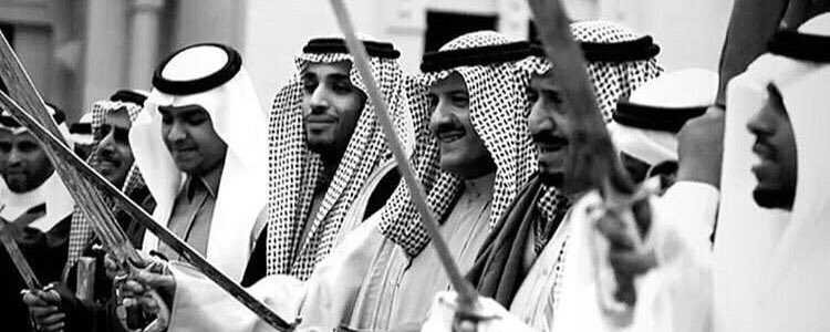 iioxrs's tweet photo. تمر الاف السنين وياللّه الخيره 
لـ الحين تفكيرهم تفكير شيطاني

والفارسي يغدر بنفسه قبل غيره
سقوط طهران سبّة شخص طهراني

ما يحفظ العهد والميثاق والجيره 
متشتت من الضلال وشعبه يعاني

ما ضرنا ... في طيوره ... مع مواصيره 
لا الجاهل الاول ولا الجاهل الثاني

منت بـ مؤثر ب تقديمه وتأخيره
 ياللي تأثرت في قاسم سليماني

هذا الوطن .. يا عديم الصدق والغيره
 قلط على الموت دونه والعمر فاني

ديارنا مالنا غير ارضها ديره 
في ظل حكامنا .. والحكم سلماني

ومحمد اللي حسب علمه وتقديره
معاهدينه بصدق .. وربط وجداني

 والفضل للّه ... وحنا تحت تدبيره 
وش لون بنضيع والتدبير رباني🙏🏻💚