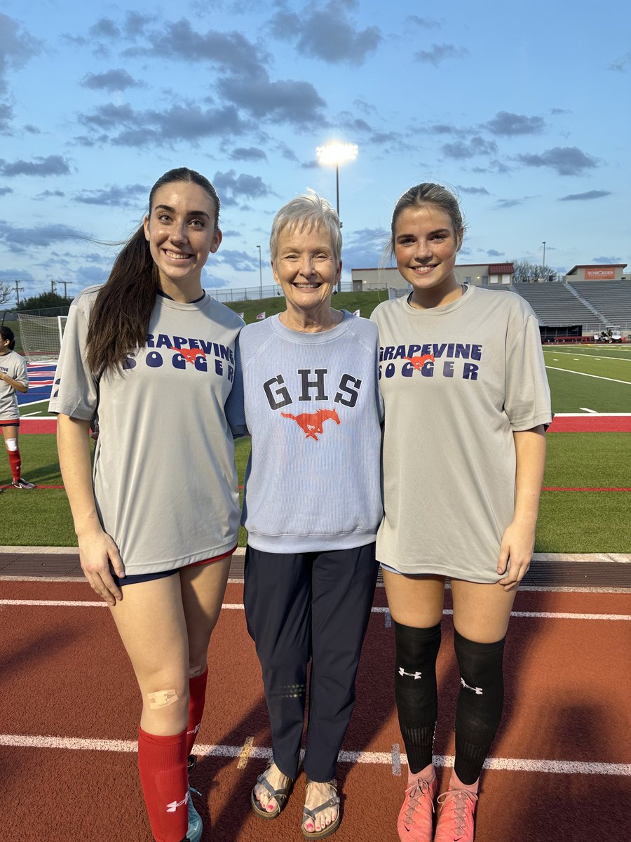 JaneRose50's tweet photo. My two Brookes! One keeps ‘em out and the other knocks ‘em in! ⚽️ #proudteacher #APLIT 🔥 https://t.co/Uu3grB9Aaf