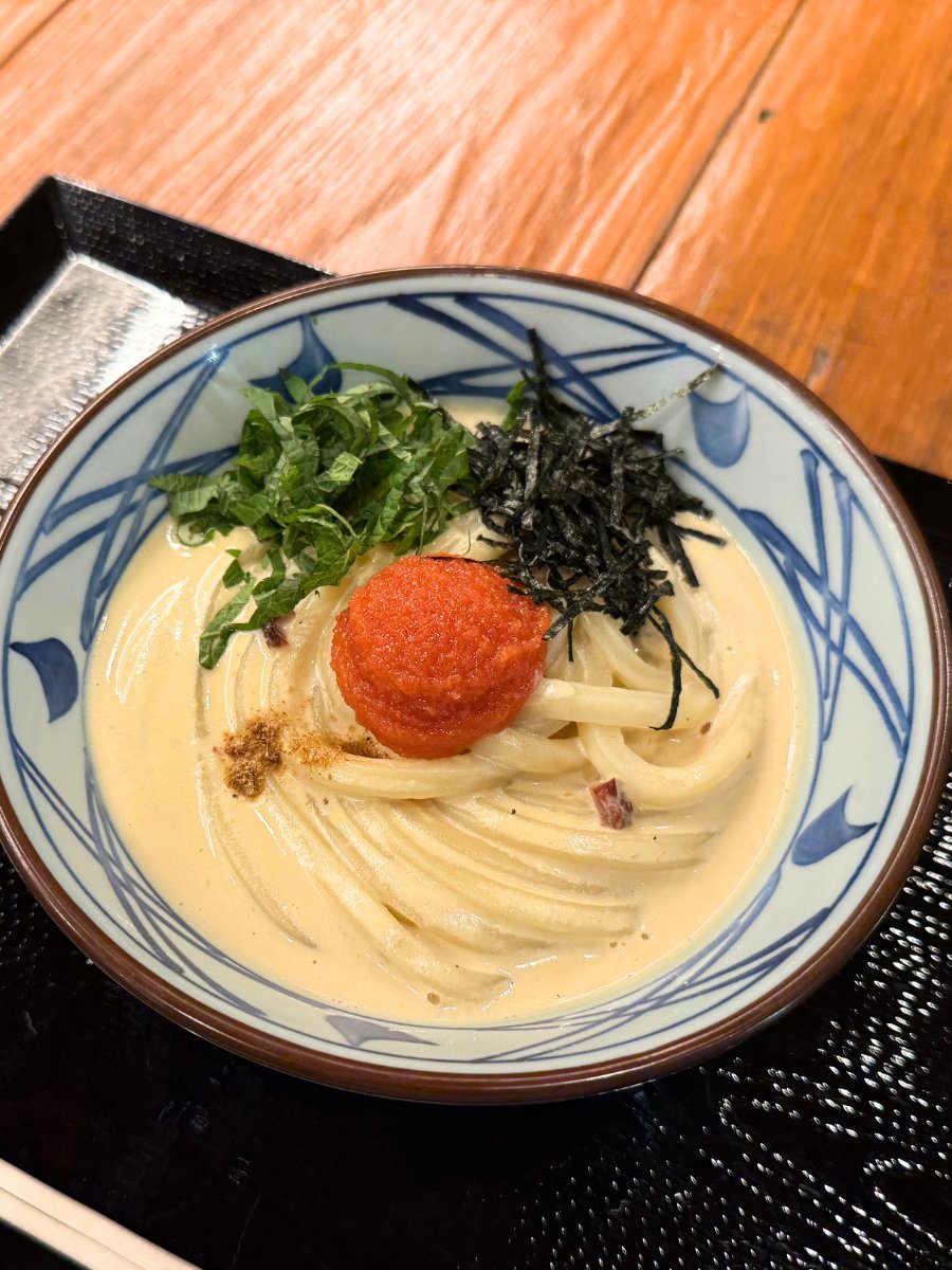 UdonMarugame's tweet photo. #明太クリームうどん が期間限定で販売中！
クリームベースのだしは、4種のチーズとベーコンが入ったコク深い味わい。
ピリ辛の明太子を溶かしながら、もちもちのうどんを頬張れば幾重にも重なるおいしさをお楽しみいただけます✨
この春にぴったりな味わいをぜひお試しください🌸
#丸亀製麺 https://t.co/8GJw4v20Cs