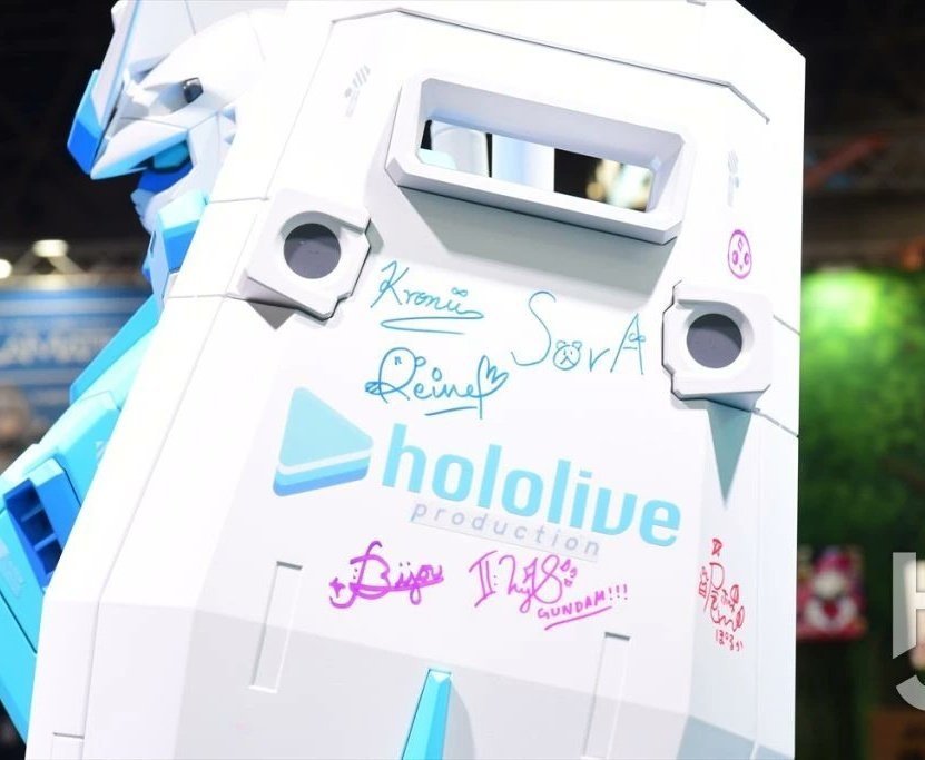 OMG KRONII AND OTHER HOLOMEMS SIGNED THE HOLOLIVE GUNDAM!!!