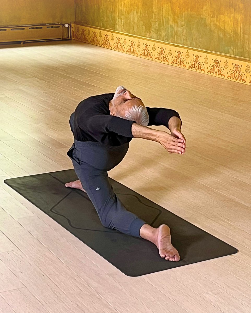 DharmaYogaNYC's tweet image. The quality of the effort in each asana is more important than what the pose looks like. 

--Yogi Sri #DharmaMittra