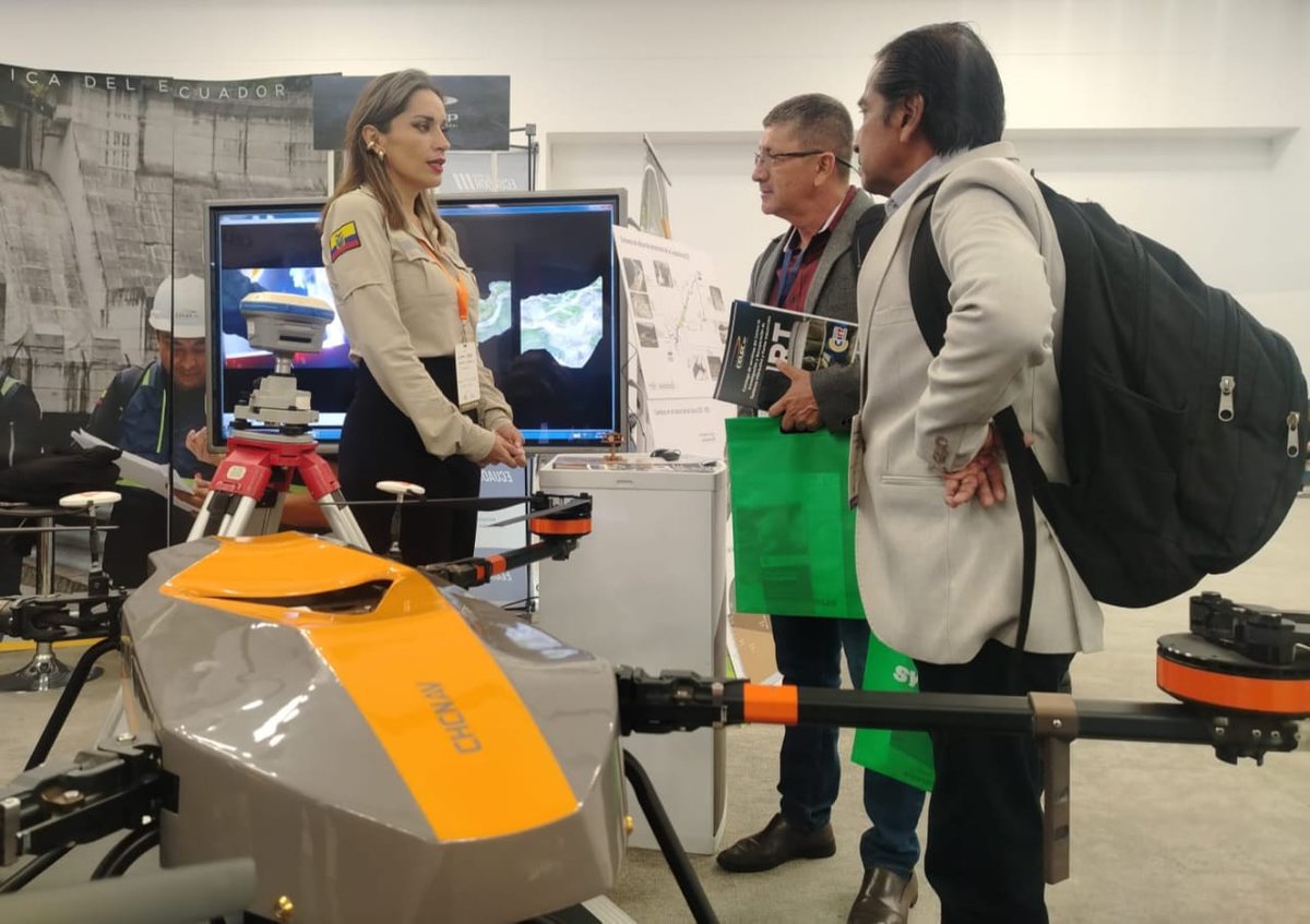 CELECEPOficial's tweet photo. 👨🏽‍🔧Técnicos de la Corporación también informaron sobre la tecnología que se emplea para el monitoreo permanente del río Coca y los estudios de suelo que permiten la ejecución de obras para precautelar la captación de agua de la central Coca Codo Sinclair. https://t.co/qbdY99Wj2G