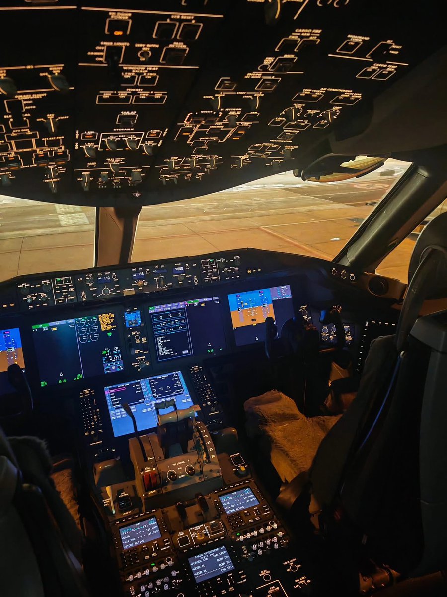 บินไป
เที่ยวไป 
และ ยังพอใจกับสิ่งสวยงามที่อยู่รอบตัว