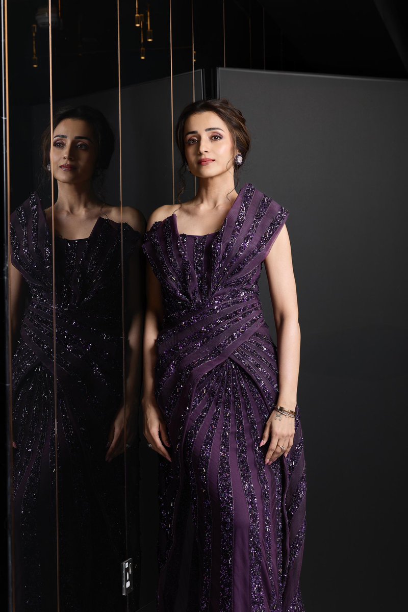 YaAadvik's tweet photo. 🥰  Trisha Krishnan अपनी शर्तों पर जीने वाली साउथ सिनेमा की क्वीन 👑

1999 में Miss Chennai का ताज जीतकर उन्होंने अपने करियर की शुरुआत की और दो दशकों से ज़्यादा समय तक साउथ सिनेमा में अपनी मजबूत पहचान बनाई

11 साल पहले बिजनेसमैन Varun Manian से उनकी सगाई टूटी लेकिन उन्होंने अपने फैसलों से कभी समझौता नहीं किया 💔

उनका नाम कभी Rana Daggubati के साथ अफेयर की चर्चाओं में रहा तो हाल ही में Vijay की निजी जिंदगी से जुड़ी खबरों में भी सुर्खियाँ बनीं

42 की उम्र में भी उनका मानना है गलत इंसान के साथ रहने से बेहतर है अकेले रहना

 यही आत्मनिर्भरता आज भी उन्हें साउथ की सिनेमा क्वीन… See More