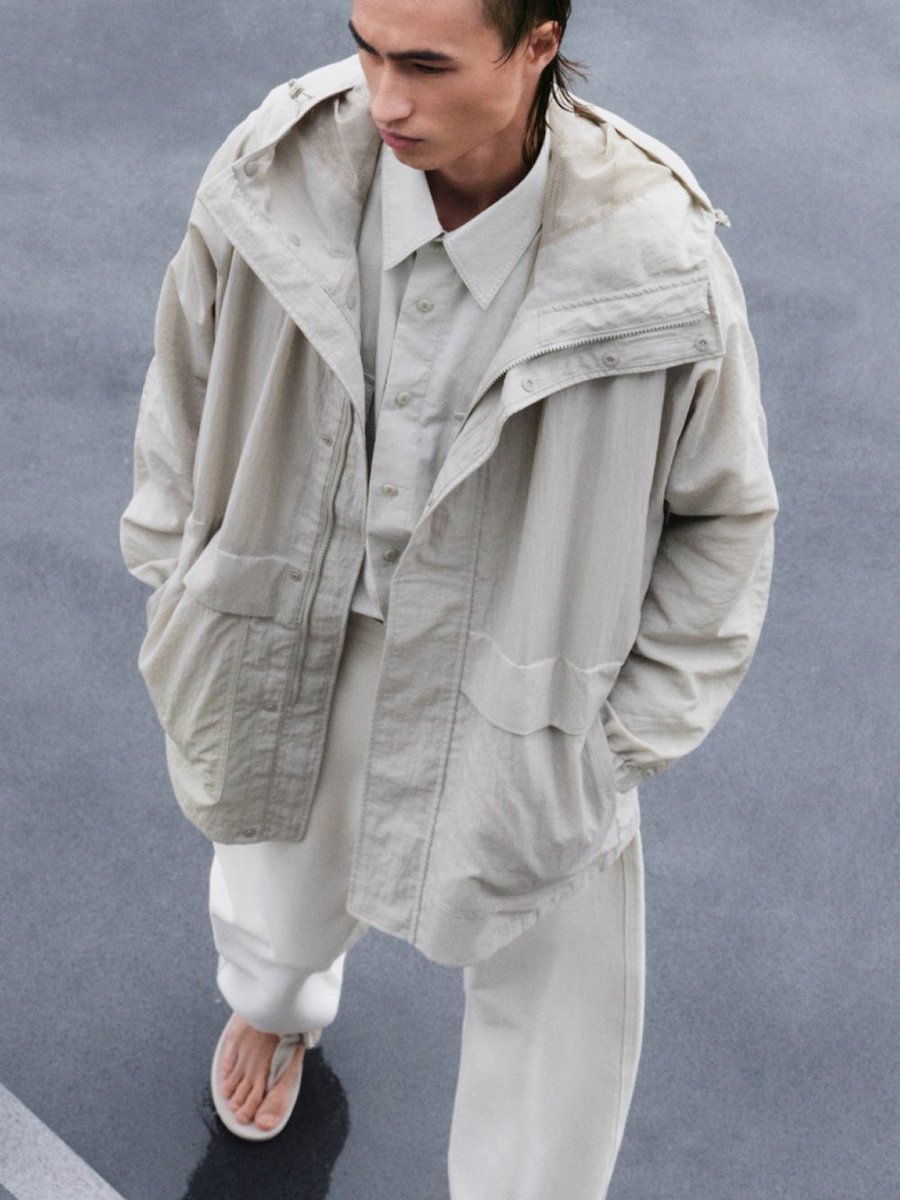 公開されたユニクロU26春夏コレクションが良過ぎるな。

この春トレンドの天然素材の優しい風合いに洗練されて上品さをプラス。

シルエットもやや細身になってたり、短丈を取り入れていたりと細部まで申し分ない。