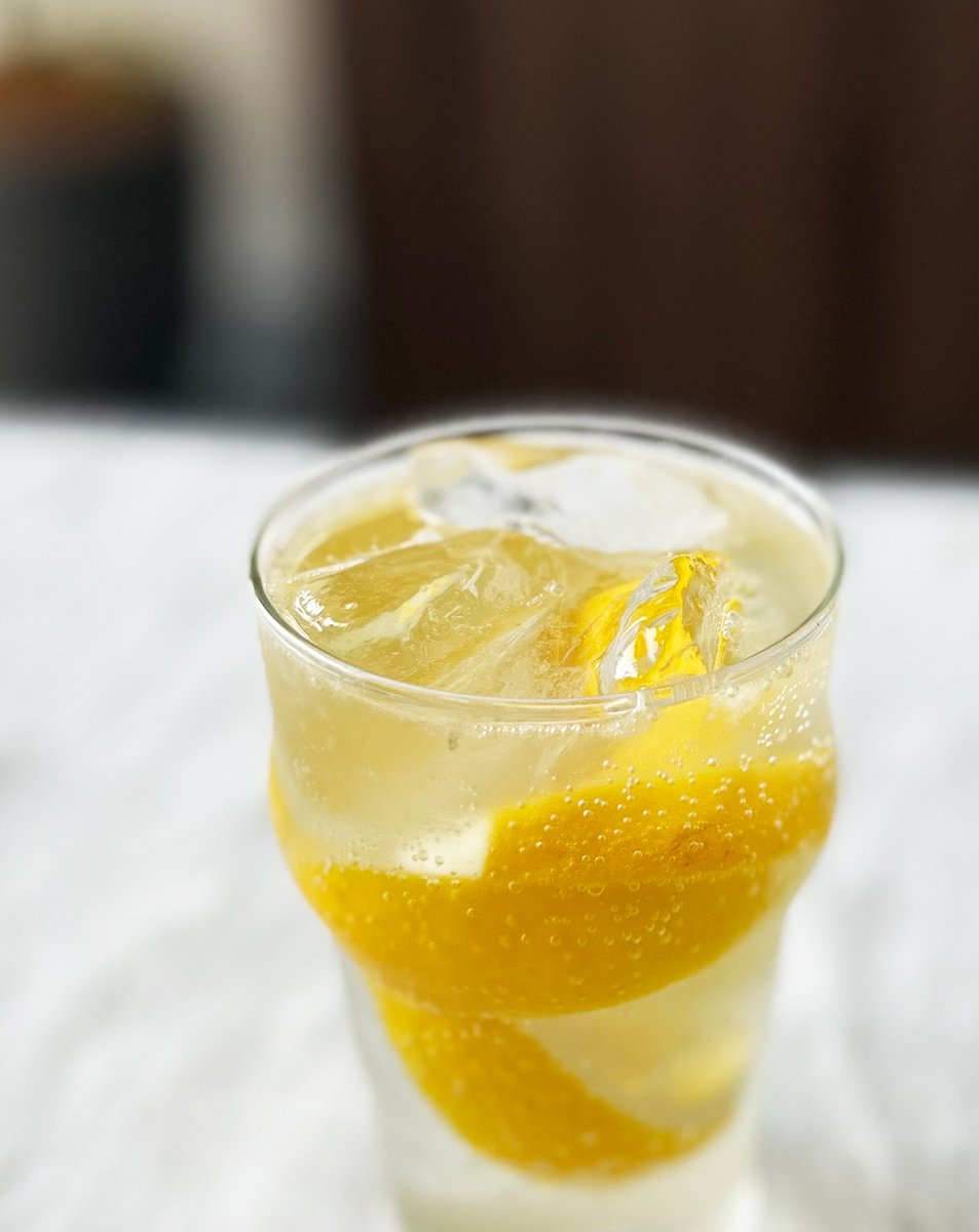 あさって、3月8日は「レモンサワーの日」.。o○

「レモンの心地よい酸（3）味と炭酸のパチパチ（8）が楽しめる」という連想から3月8日になったのだそうです。

缶で手軽に飲むのも良いですが、自分でつくるレモンサワーは格別！
ヤヱガキ酒造の「純粋焼酎　ヤヱガキ カブト」でつくってみませんか✨