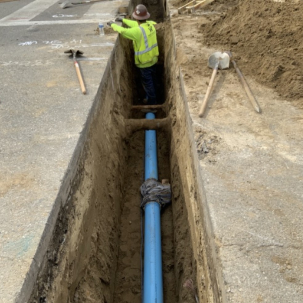 calwater's tweet image. Crews are installing 2,200 feet of water main and three new fire hydrants in downtown #Bakersfield. This work is just one of many infrastructures upgrades we’re doing around the community so that we can continue providing our customers with safe, clean, and reliable water.