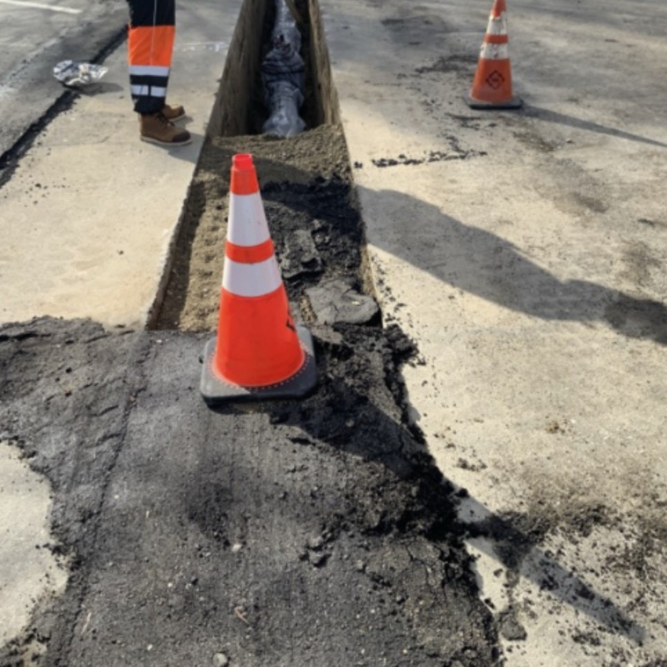 calwater's tweet image. Crews are installing 2,200 feet of water main and three new fire hydrants in downtown #Bakersfield. This work is just one of many infrastructures upgrades we’re doing around the community so that we can continue providing our customers with safe, clean, and reliable water.