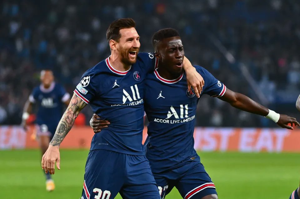 🗣️ Idrissa Gueye: "When I was at PSG, I asked Messi and Mbappé to watch Everton matches with me."

"Mbappé used to come, he enjoyed watching them... But Messi wasn't into it."

"Messi always used to tell me: 'Brother, your team always loses!"